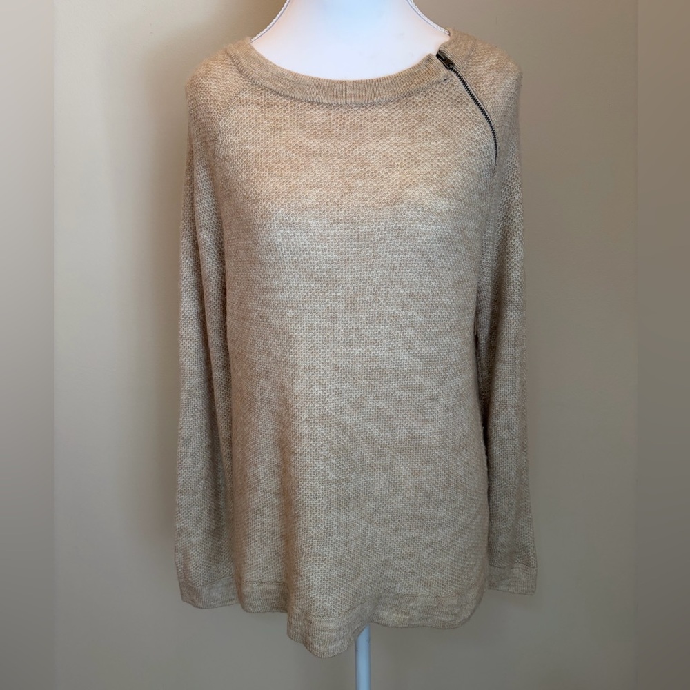 #217 Abercrombie & Fitch Women’s Light Tan Crew Neck Sweater